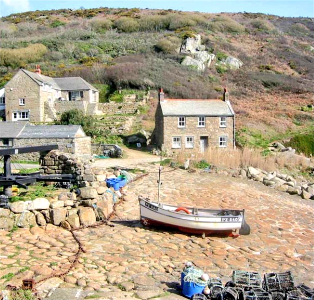 poldarkguide's tweet photo. Hello from Penberth Cove in #Cornwall. This location has featured in nearly all episodes of #Poldark S3. More info @ https://t.co/lVrQmGBEK3 https://t.co/yjiXwdK65T