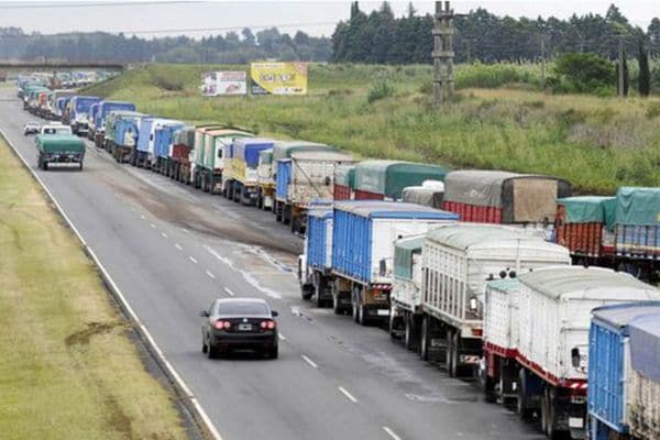 infobae's tweet photo. Costo argentino: el transporte de granos es 70% más caro que en Brasil y EEUU | Juan Gasalla https://t.co/IyT8gnXmfV https://t.co/Wvookbaorm