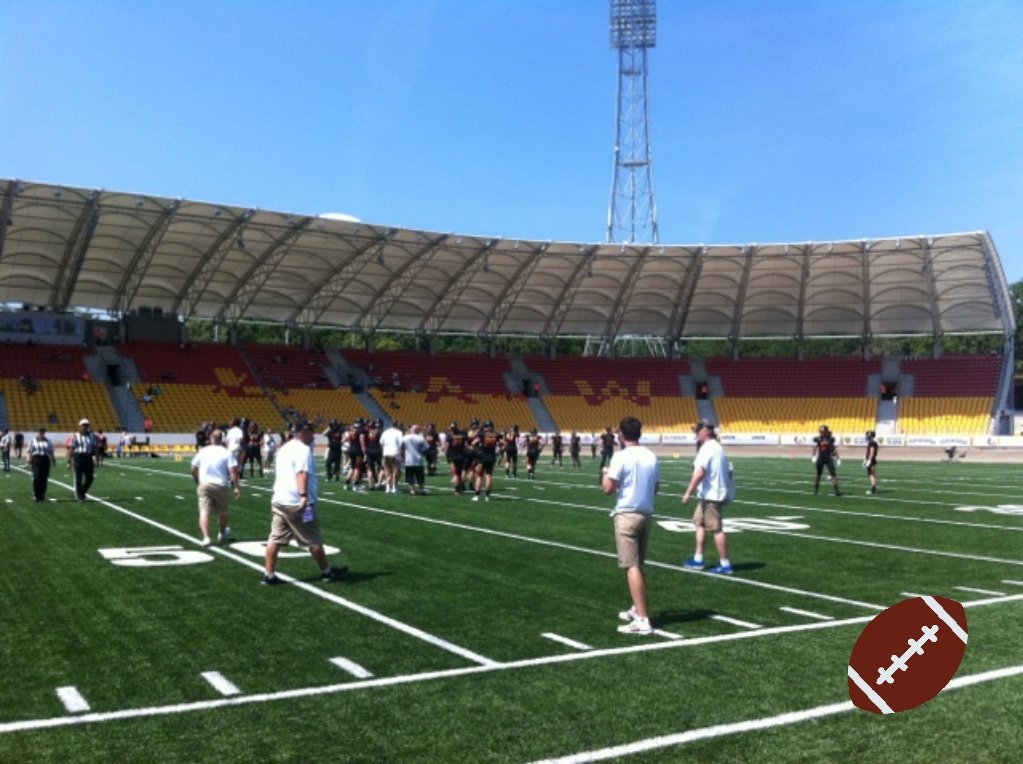 nfl24_pl's tweet photo. Rozgrzewka i o 13 zaczynamy pierwszą potyczkę: 🇩🇪 vs. 🇱🇷 🏈 #TWG2017 #NIEvsUSA #NFLpl https://t.co/cHu2hJaOEg