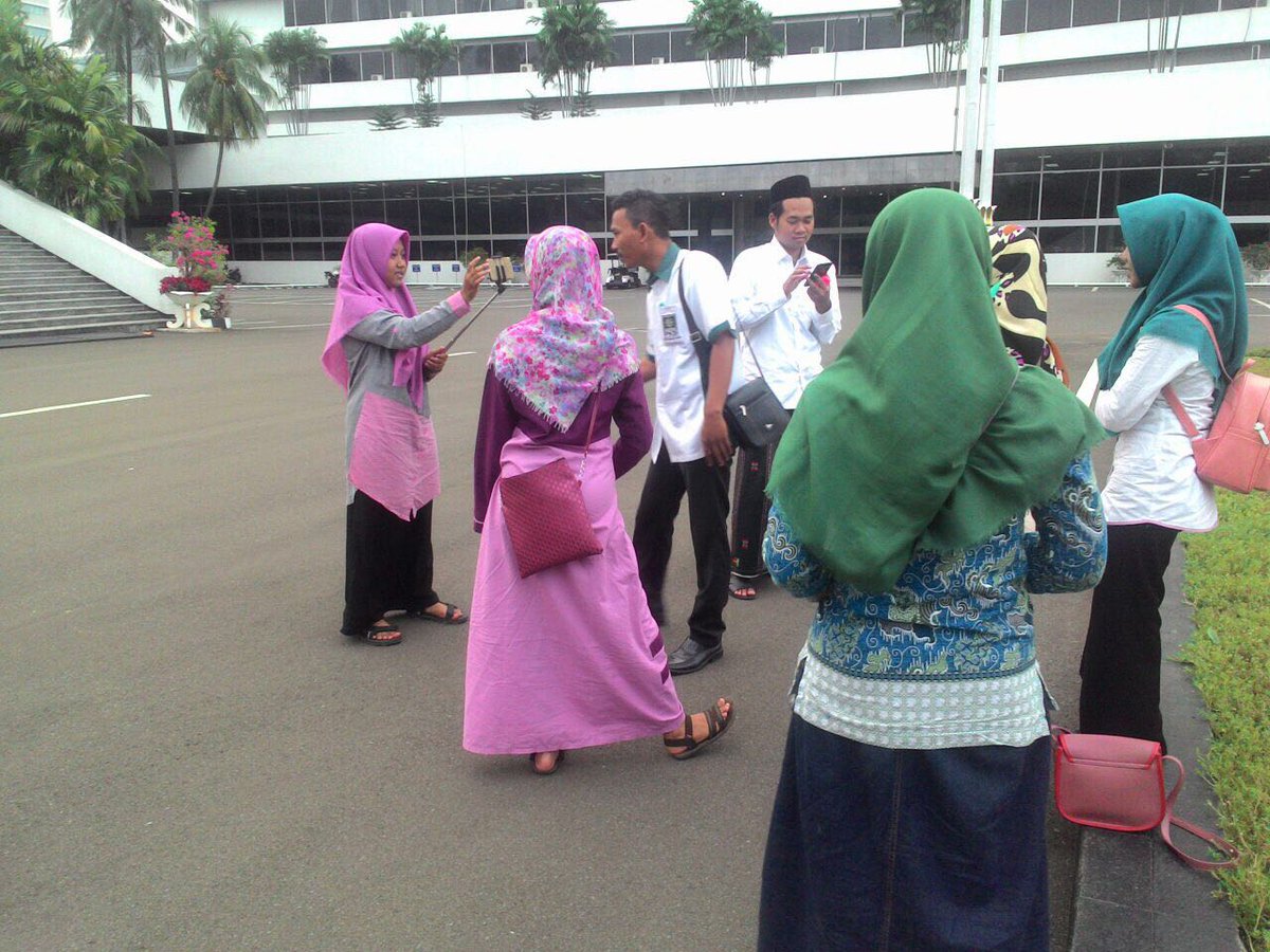 Lee_Hasyiem's tweet photo. Santriawati cantik,pinter baca #KitabKuningPKB Finalis dan mengabadikan momen di @DPR_RI trmksh @DPP_PKB #Harlah19PKB
@PKBTV https://t.co/fQnSy5INL2
