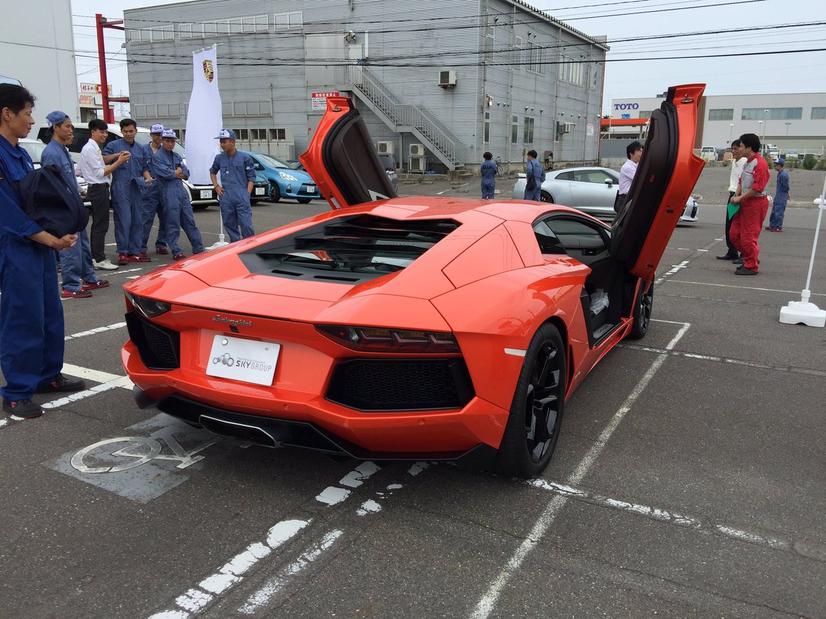 むo ランボルギーニ アヴェンタドール 価格40万円 座席に座らせてもらったけどとにかく低い ドウェイン ジョンソン ワイスピのホブス捜査官役 の体がデカ過ぎて入らなかったのも納得出来る