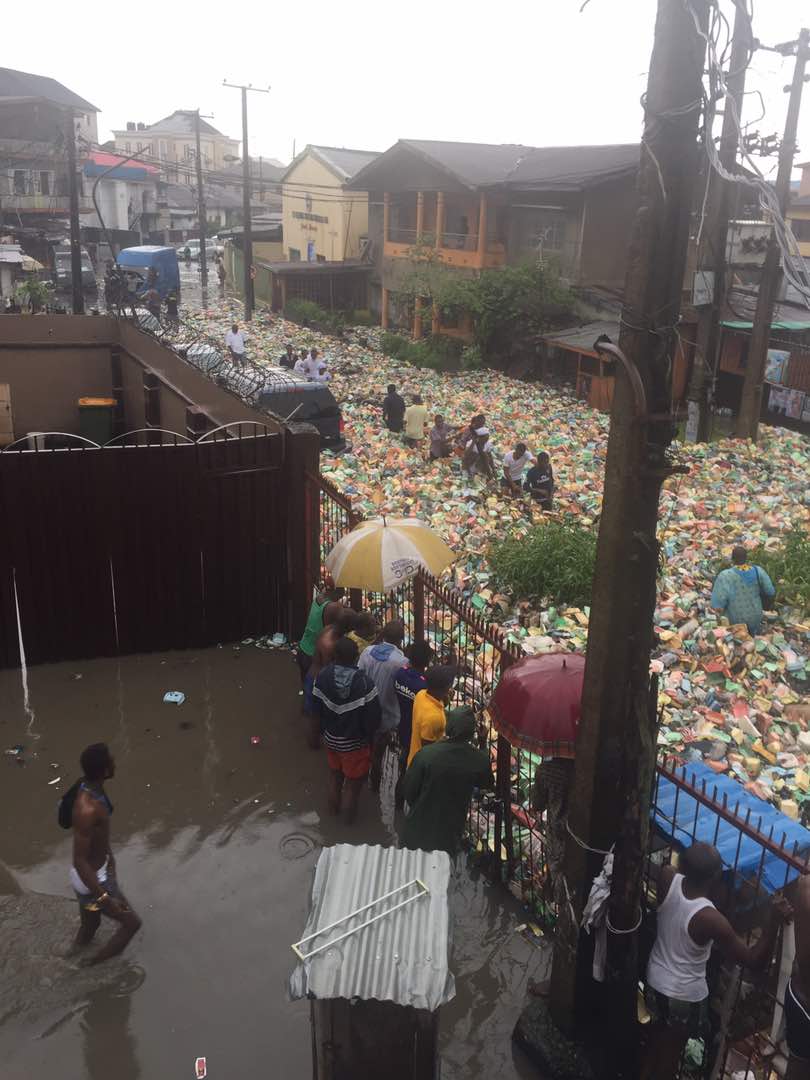 realwecyclers's tweet photo. .@Gbewa1's photos of Akobi Crescent, Surulere makes us really sad. Nearly 100% of these items are recyclable. We can do better as a people.♻ https://t.co/OgaEt1tRhn