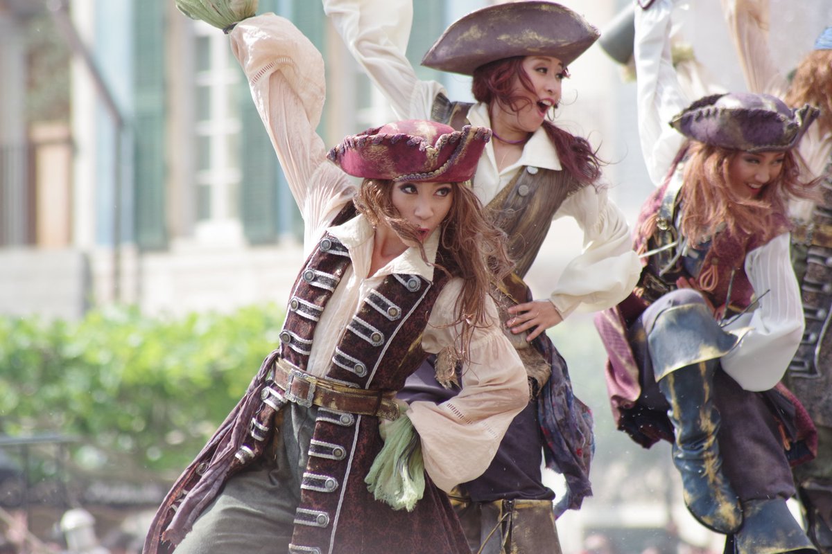 てくの 写真 A Twitter 昨日の ディズニー パイレーツ サマー 3回観てきました O ﾟ ﾟ O 楽しそうな海賊さん方が素敵 そして 近くで見たバルボッサがイケメンでした 笑 アトモスも海賊さん達沢山で面白かったです でもプルートのクッションが品切れ