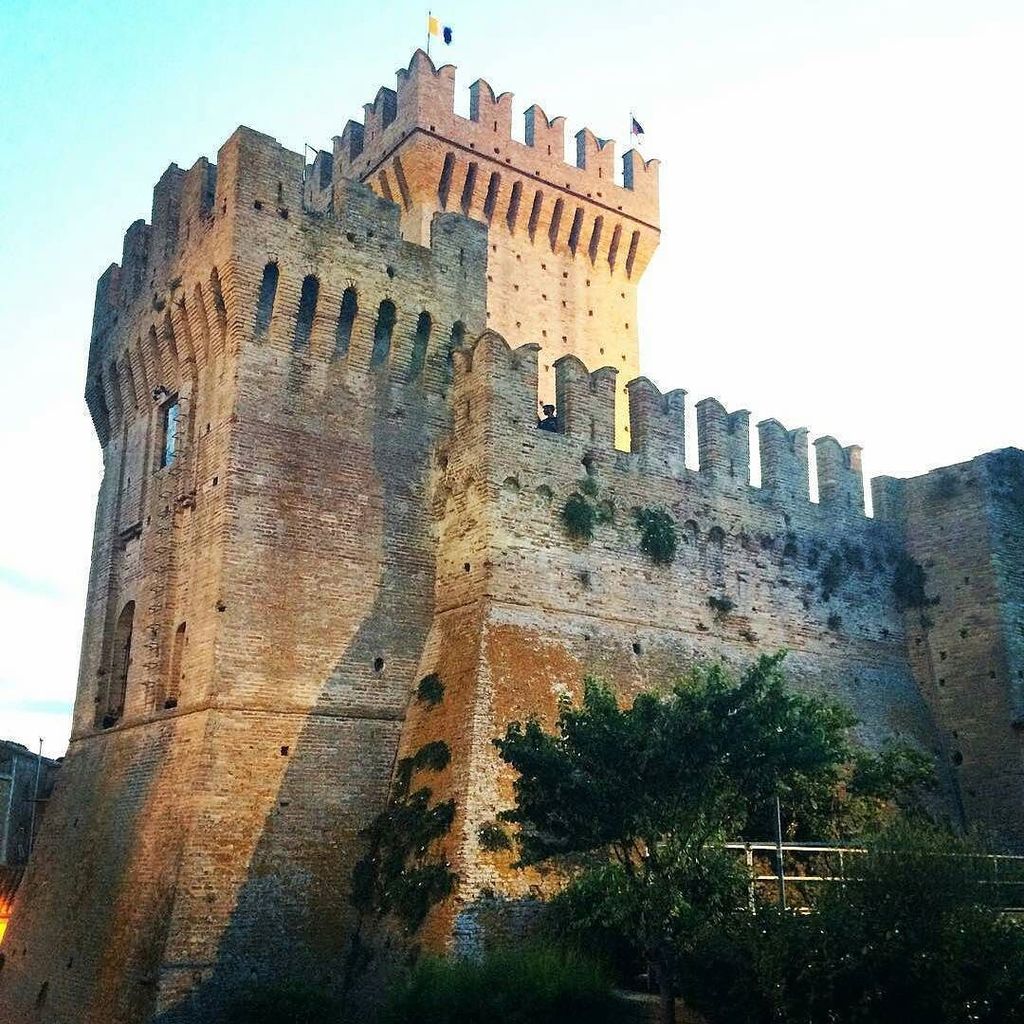 Foto by <a href="/_luis_____/">luis Velasquez</a> -  Rocca di Offagna. 🏰🗺🛡🏺#medieval#nightout#italy#marche#iphone#gopro#nature#summer#friends#saturdaynight#sunset#rocca#…