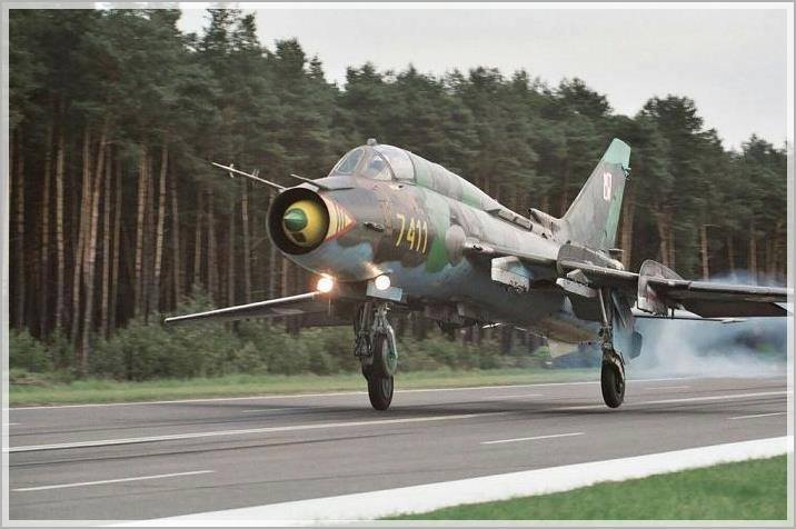 Su-22M4 nr burtowy 7411 z 7. elt Powidz ląduje na DOL Kliniska - 27 maja 2003 roku.
Zdjęcie: Klaus Trietz