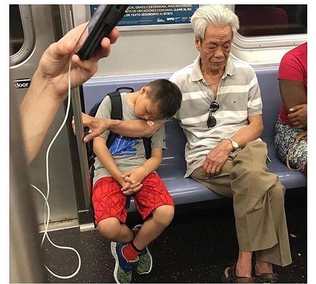 ChloeDMQT's tweet photo. Le grand père de l'année... https://t.co/2Z1P0b9wcB