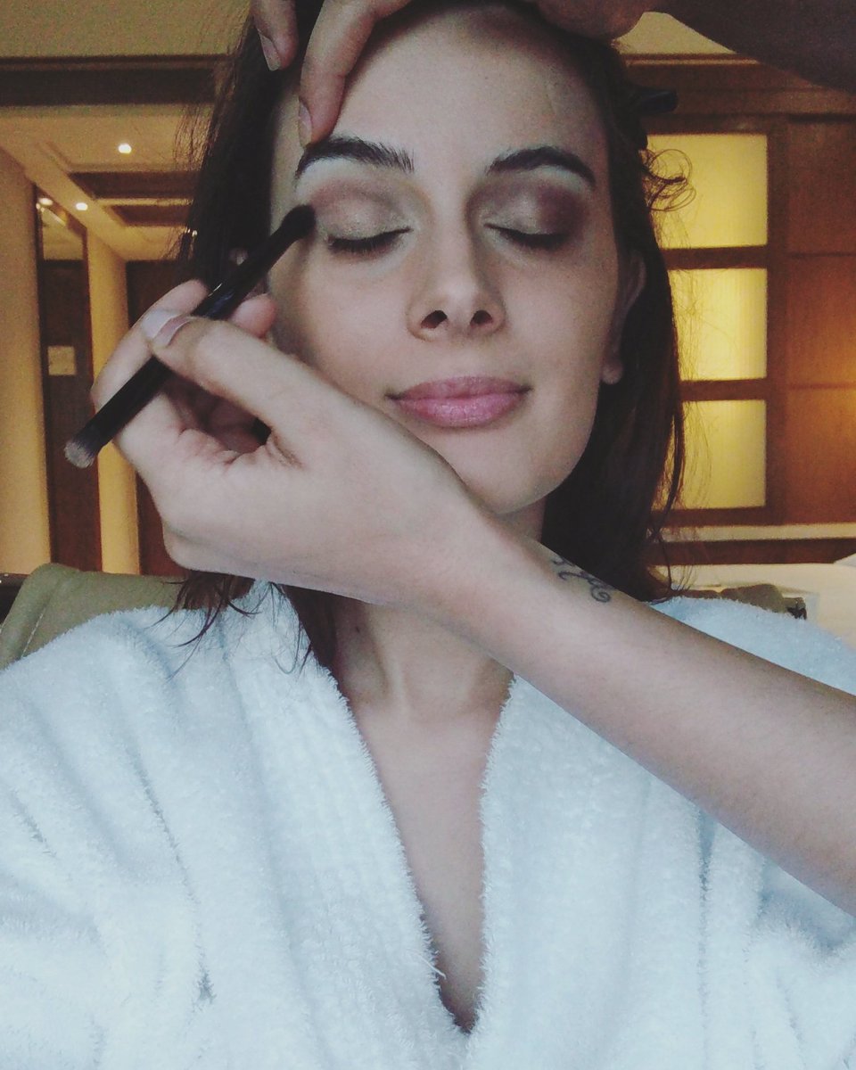 evelyn_sharma's tweet photo. Daily routine... Ravina getting me ready to shine 😍 my #makeupmantra: "Enhance your natural beauty, don't cover it!" ♥️ what's yours? https://t.co/XhByY7jZXv