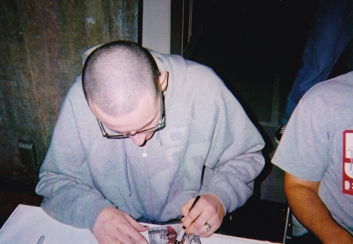 Mobius_01's tweet photo. Chester Bennington,M&amp;G@Budokan Japan Oct.2003. This is my treasure.  #ChesterBennington #ChesterBe #LinkinPark #LPU #WeAreLPU #チェスター https://t.co/kZamZDMQfQ