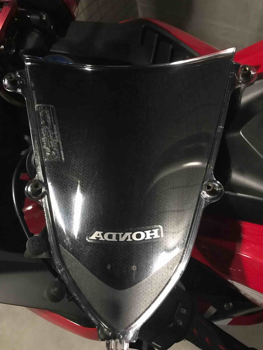 ちな予備のスクリーン買ってから ホンダのシール剥がして それから貼り直す予定なので まだホンダのシールくっついてます ﾞﾟ Wﾟ 何度か貼り直して今の形に落ち着きました W