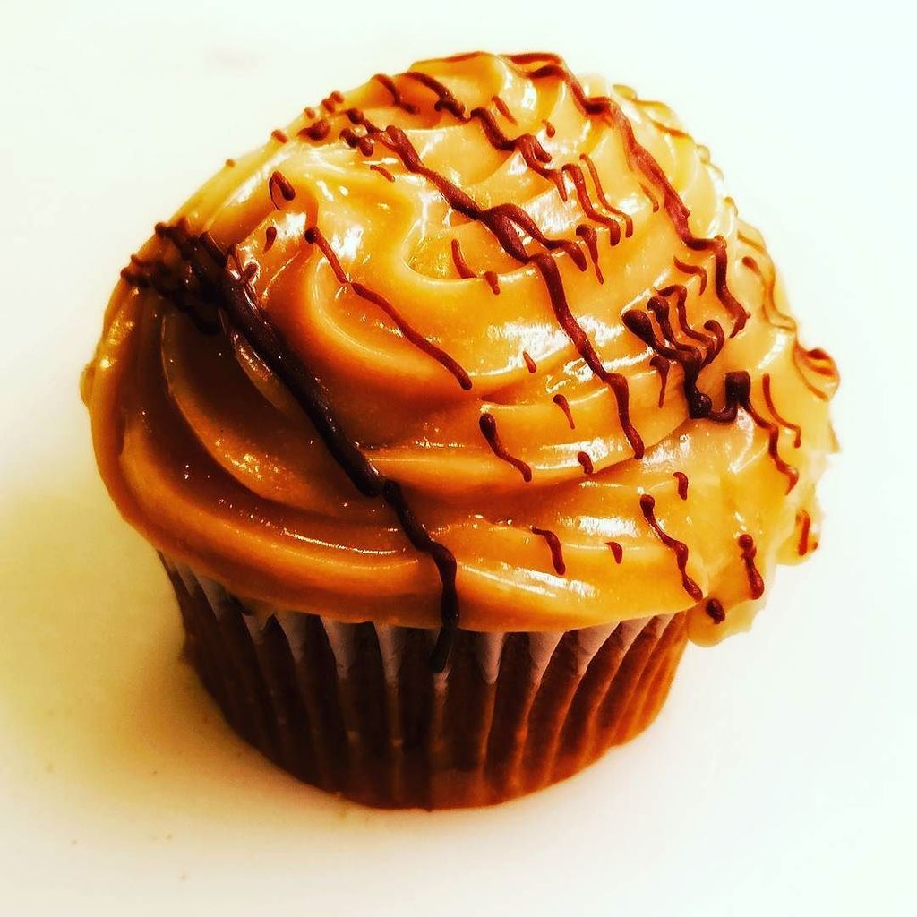 PatFlorentin's tweet photo. 🍌 &amp; 🍫 muffins with 🥜 butter frosting.
Have it with a ☕ as you consider the fact that there is no emoji for the wor… https://t.co/W5E0FtMOjH https://t.co/HhFtwgeFzI