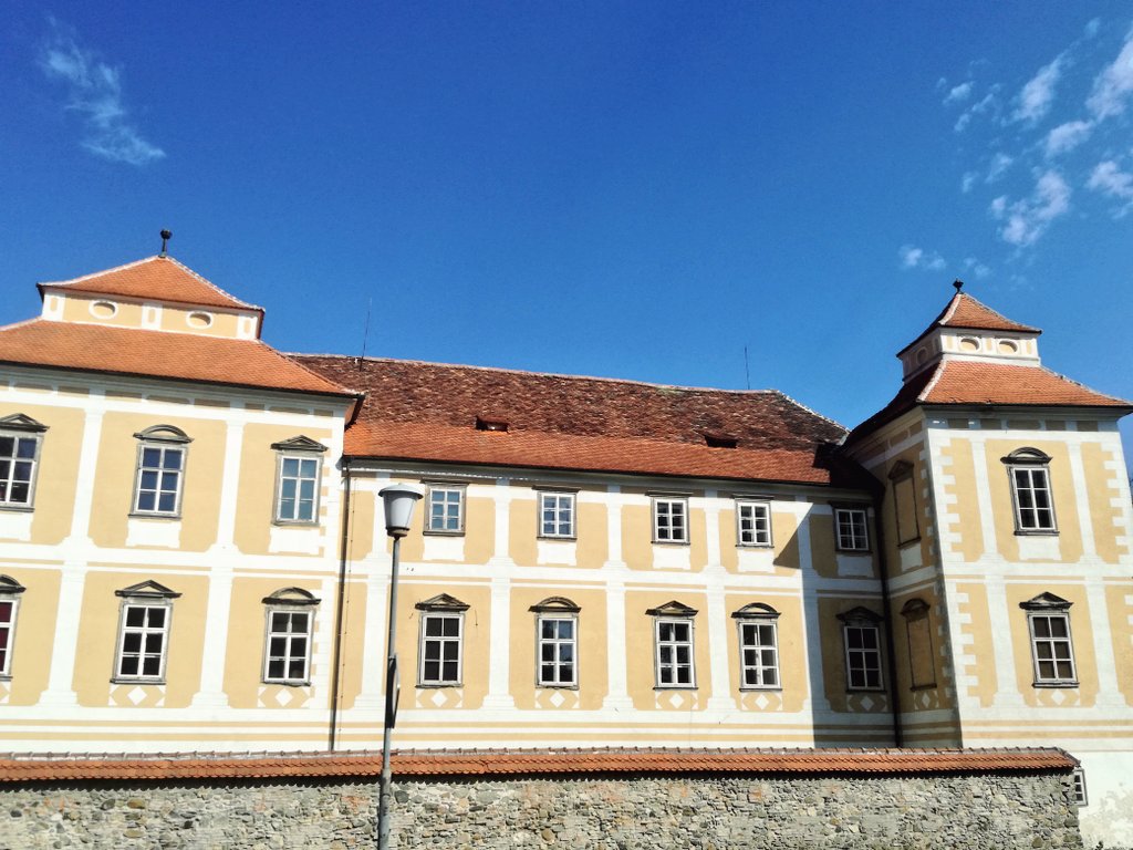 LetsGoSlovenia's tweet photo. Slovenska Bistrica Castle is still a real palace, with a beautiful castle park! Magic found ... 🏰 #slovenskabistrica #castle #Slovenia https://t.co/WMXPTBaQuZ