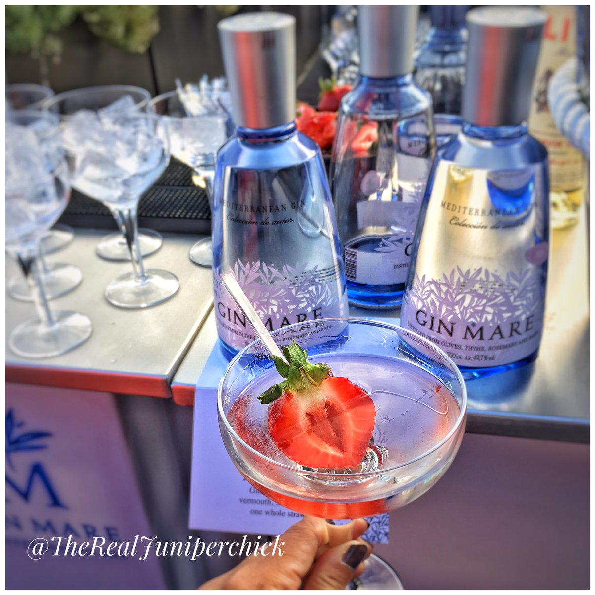 juniperchick's tweet photo. Lovely evening @ginMare #MedRooftops with @katiebhughes @GinFoundry @theginguide https://t.co/kzVs1pu6s8