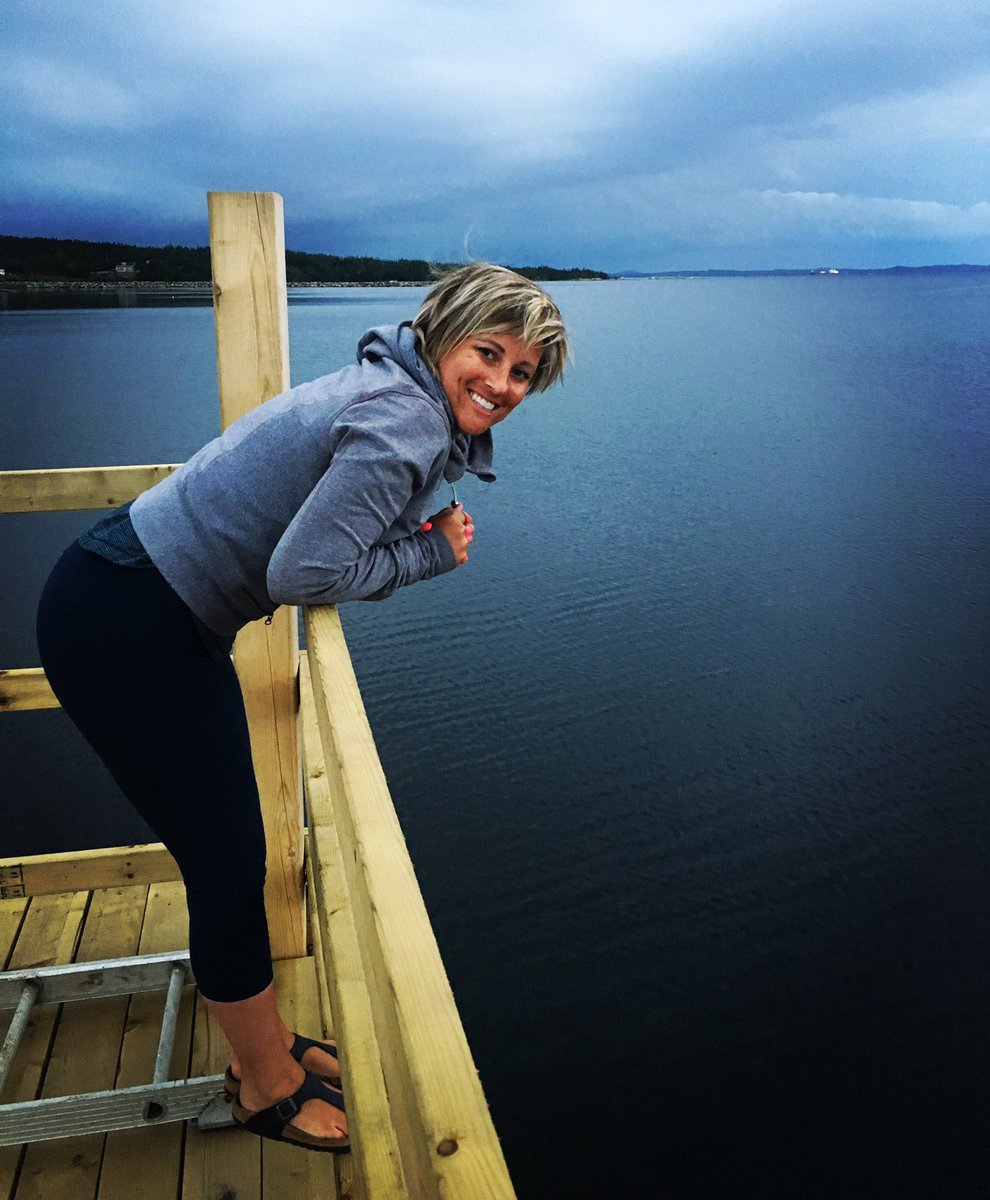 MelissasheppKW's tweet photo. Storm watching in Birchy Bay #flatcalm #thunderrolling https://t.co/oYgFxfm2ra