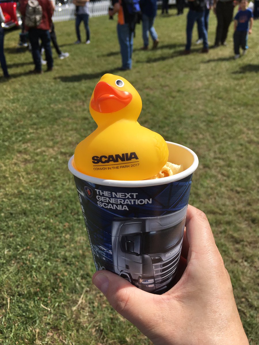 LisaFis24594052's tweet photo. #scania duck eating free popcorn @DoningtonParkUK #ConvoyInThePark from the #scaniavillage #greedyduck @pothole_ducks where are you https://t.co/5Mre9BveZi