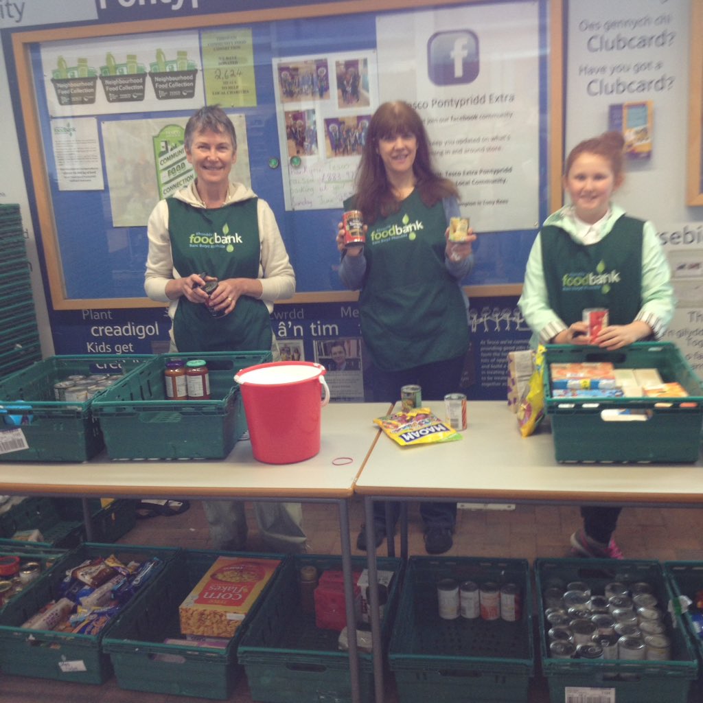 Very generous people donating loads of food at upper boat <a href="/Tesco/">Tesco</a> for #Rhondda #Foodbank