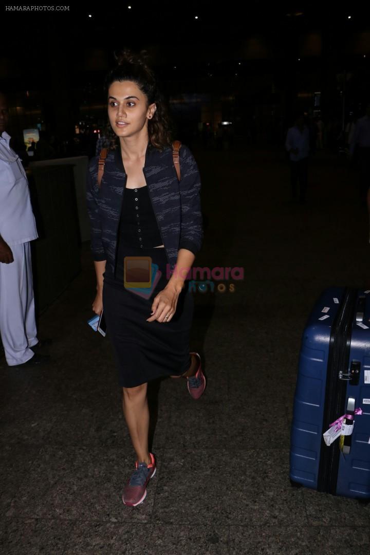 TaapseePFanClub's tweet photo. PICS @taapsee snapped at airport last night 😊❤ https://t.co/0sbOXGSewg