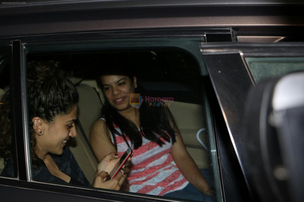 TaapseePFanClub's tweet photo. PICS @taapsee snapped at airport last night 😊❤ https://t.co/fFoiqHsjBn