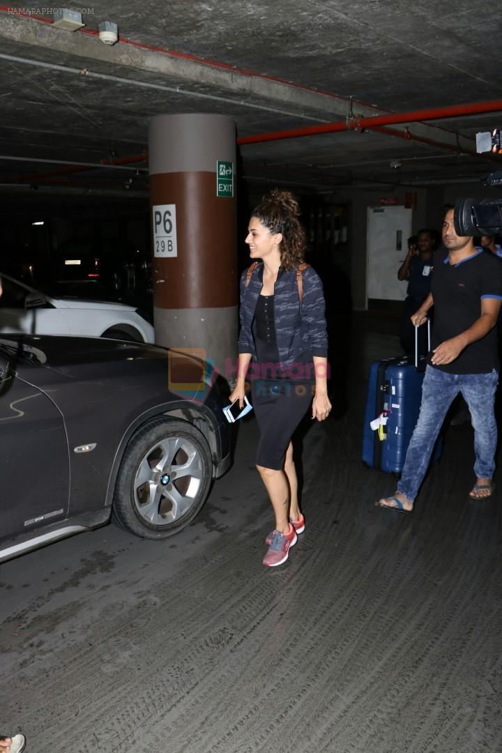 TaapseePFanClub's tweet photo. PICS @taapsee snapped at airport last night 😊❤ https://t.co/0sbOXGSewg