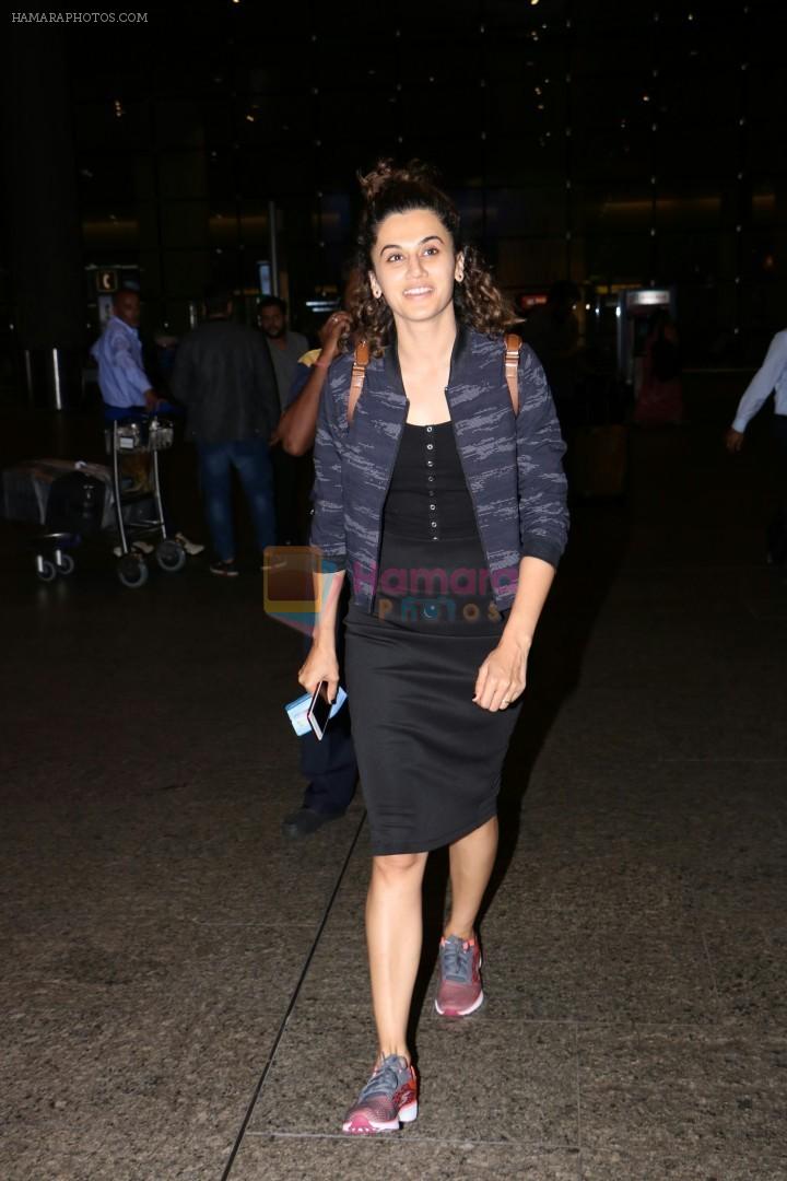 TaapseePFanClub's tweet photo. PICS @taapsee snapped at airport last night 😊❤ https://t.co/0sbOXGSewg