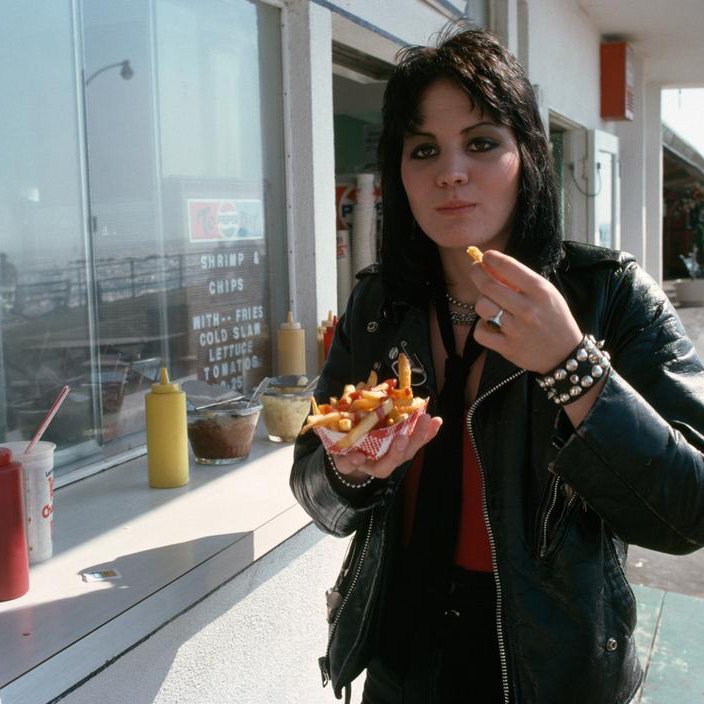 Saturday Mood: Joan Jett eating chips