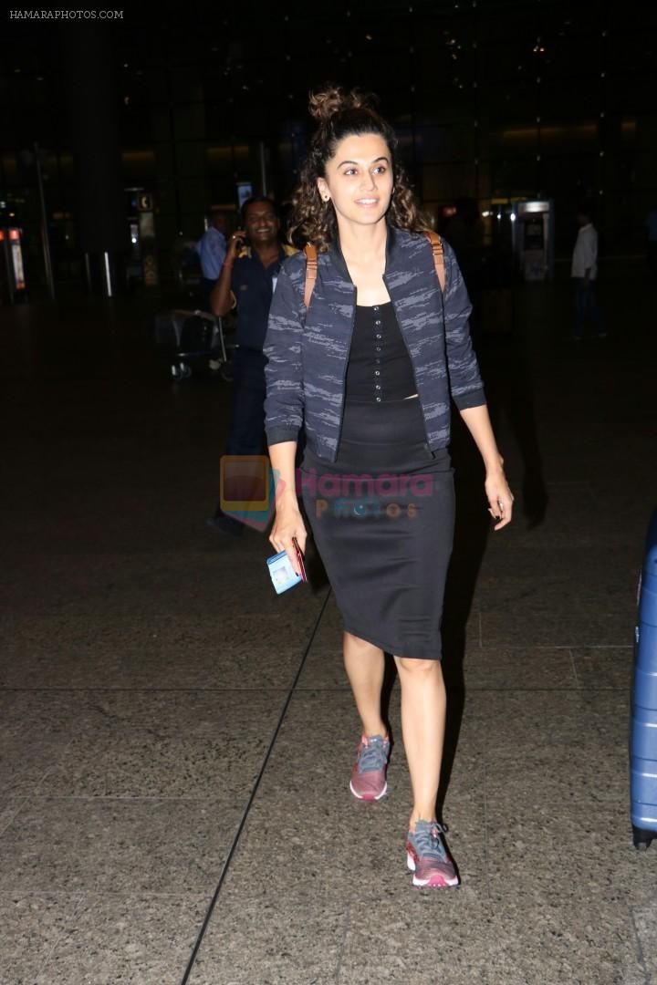 TaapseePFanClub's tweet photo. PICS @taapsee snapped at airport last night 😊❤ https://t.co/sPrnSXXLOB