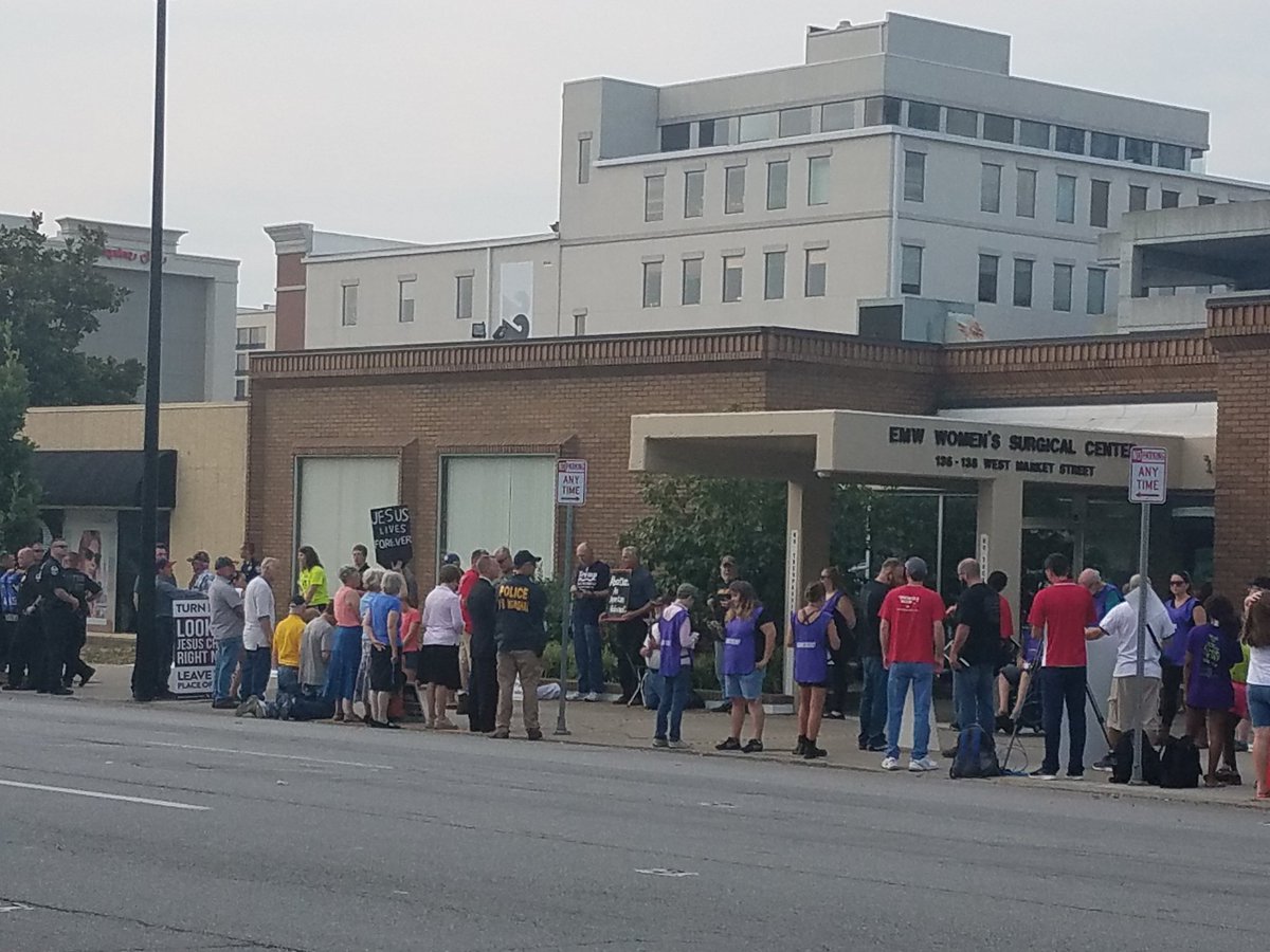ACLUofKY's tweet photo. Standing with EMW Women's Surgical Center today and always #KeepEMWopen https://t.co/2nwp59UCqf