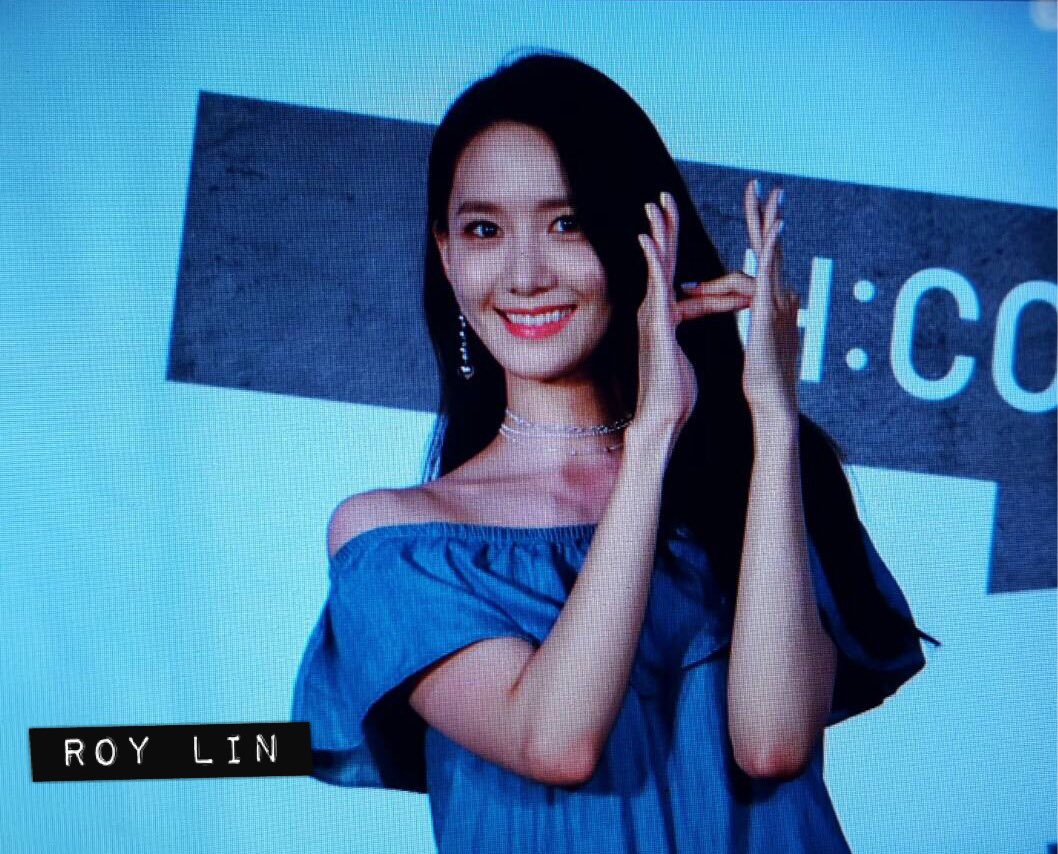 [PIC][22-07-2017]YoonA khởi hành đi Đài Loan để tham dự buổi Fanmeeting cho thương hiệu "H:CONNECT" vào hôm nay - Page 2 DFVkWPeUAAA9T6x