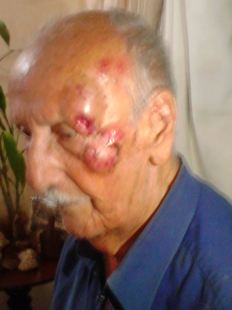 papeloninfoma's tweet photo. ¿Y si hubiera sido su padre, Padrino López?Golpear a un octogenario por disentir de sus crueles acciones,es crímen de lesa humanidad.
Pagará https://t.co/6rhkRpXoi5