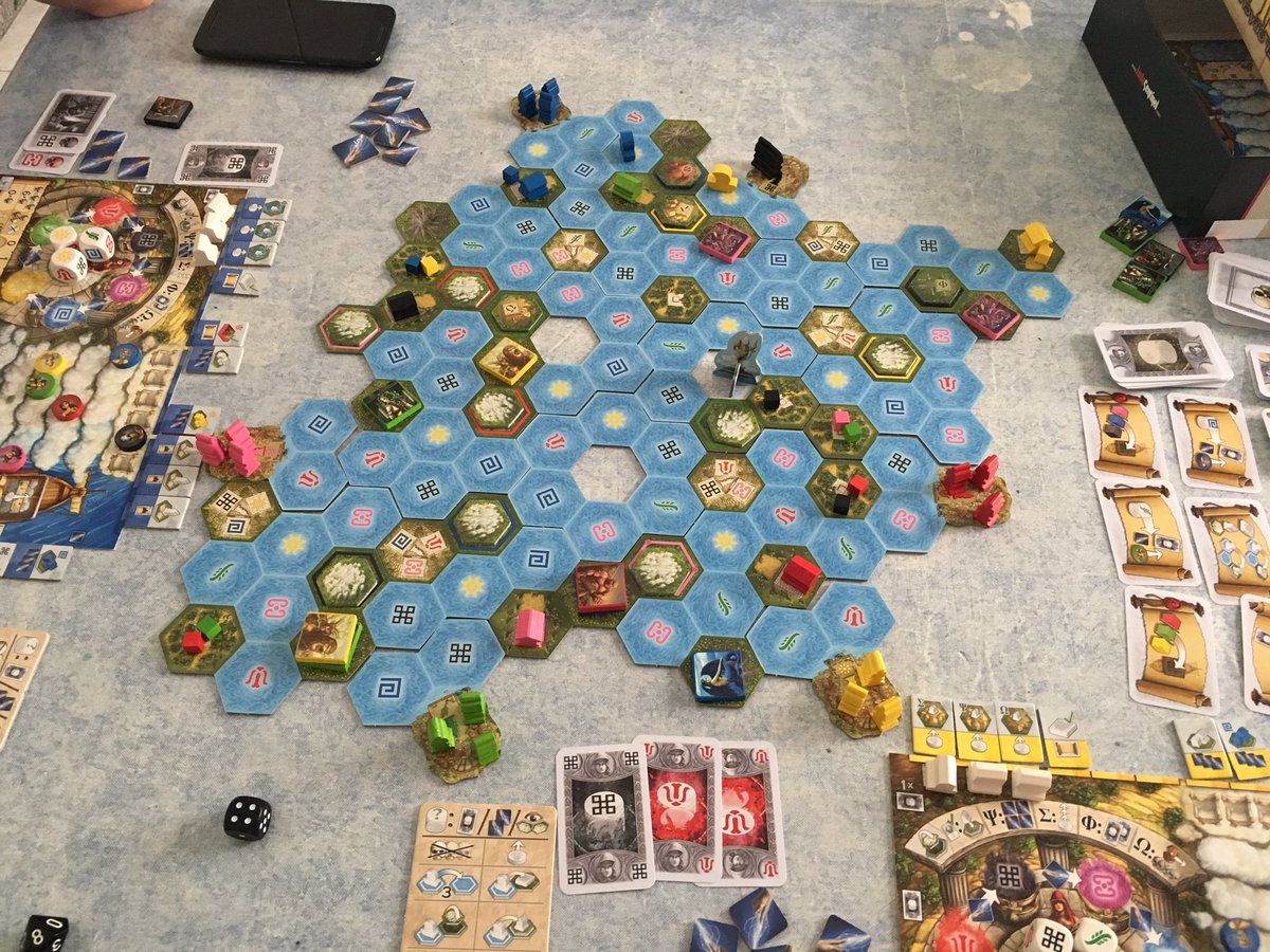 miguelchaves84's tweet photo. #TheOracleofDelphi 3ª partida a 2 jugadores y va como un tiro.No es de lo mejor de Feld pero es bueno. dados y colores para hacer 12 metas https://t.co/OH9uzppjat