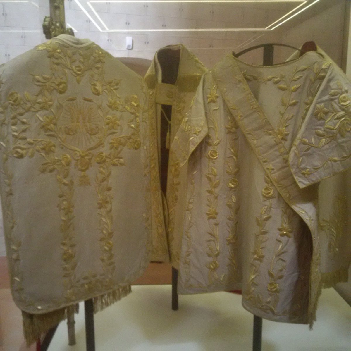 asayeed's tweet photo. Now that #ESSLLI2017 is over I decided to go to the surplice clothing store but everything seems Toulouse. https://t.co/BFXBNyJxU2