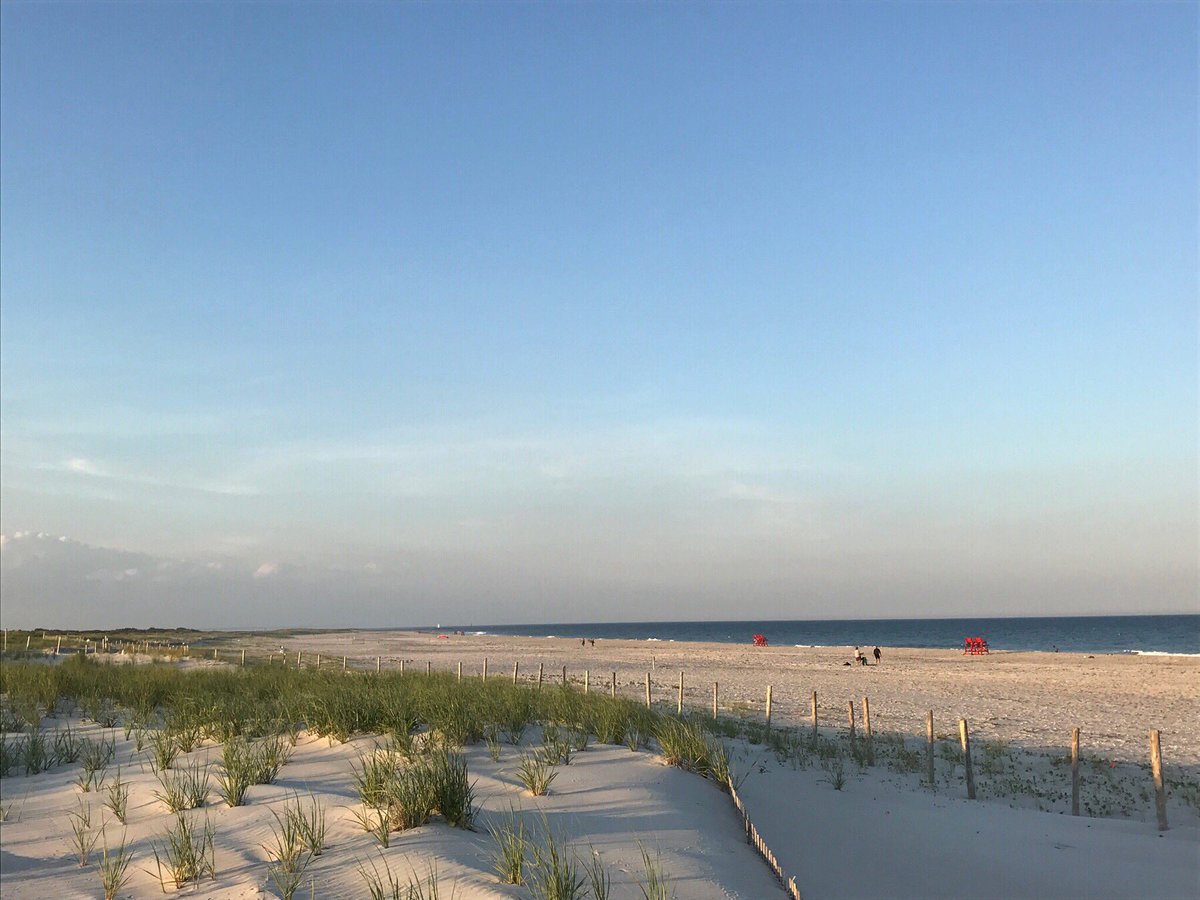 WEEKEND ☀️It's going to be a hot one on the east coast. Hope to find you near a body of water and a drink in hand #cheerstothefreakinweekend