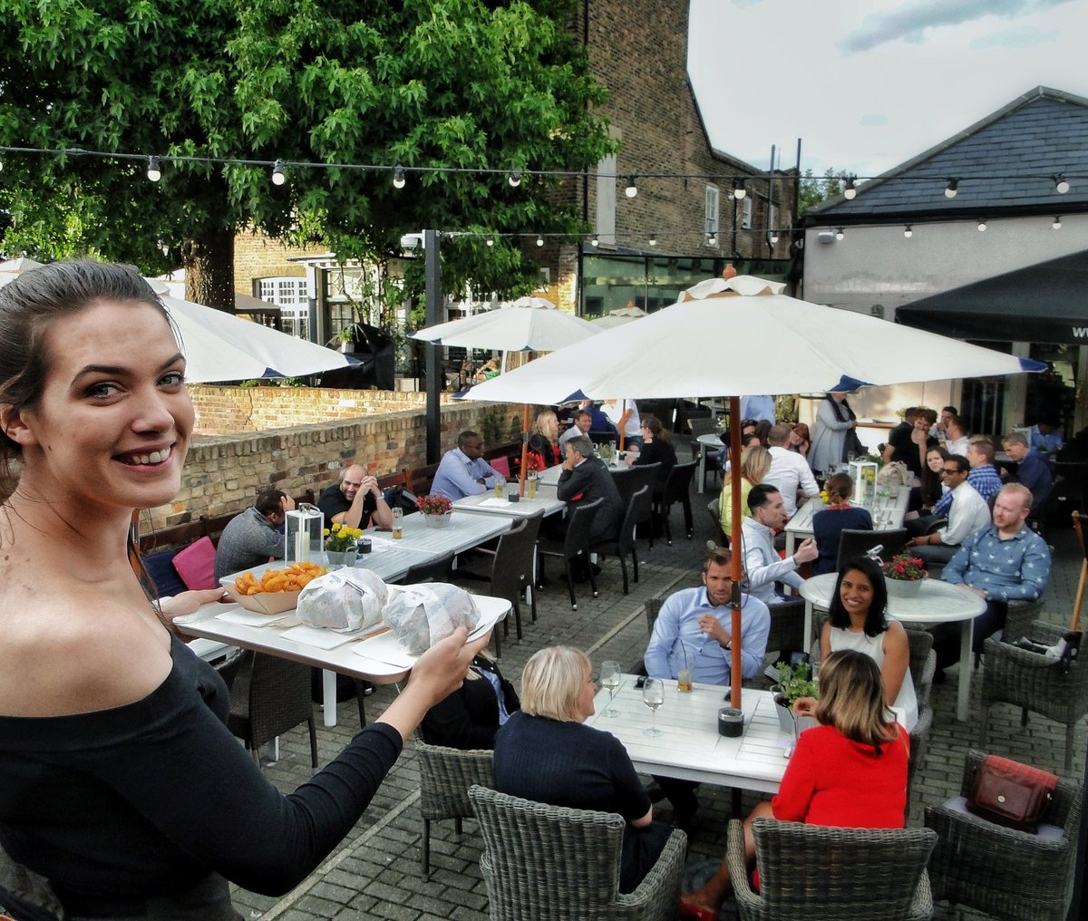 Coach_isleworth's tweet photo. Weather might be rubbish, but Burger Shack is a go-go! 🍻🍔🙌
.
.
.
#LoveYourLocal #Lunch #YoungsBurgerShack #CommunityonTap @YoungsPubs https://t.co/mrlE5QzYLU