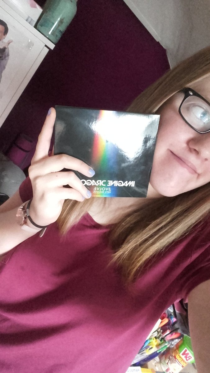 dragonsblud's tweet photo. désolée pour ma vieille tête mais bon je participe et on croise les doigts 😹🙏#EvolveEnFrance https://t.co/3fNROndmgf