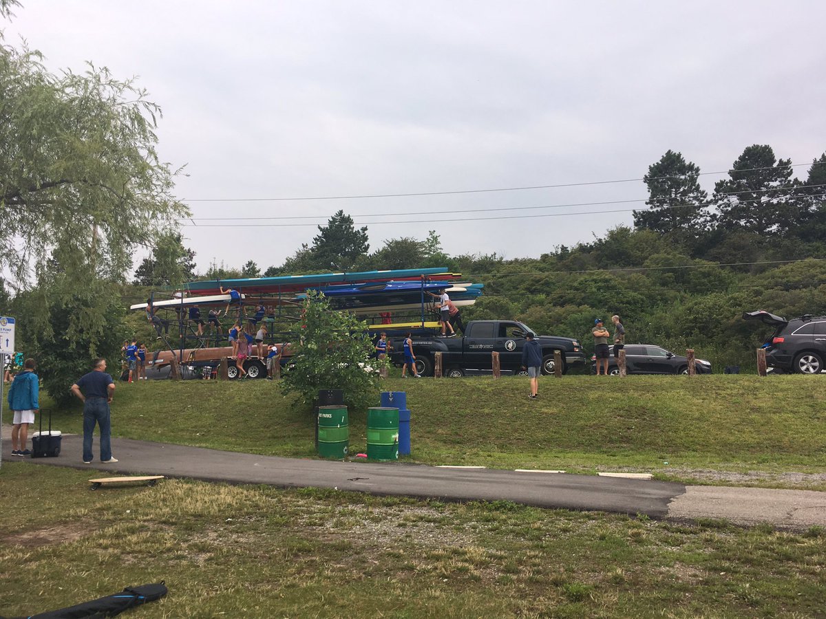 MissyCanoeClub's tweet photo. Unloading boats for @BalmyBeachCanoe Regatta at @GO_WIFC this morning #GoMissyGo #Mississauga #teampaddle #welland https://t.co/SU3BAdBNs5