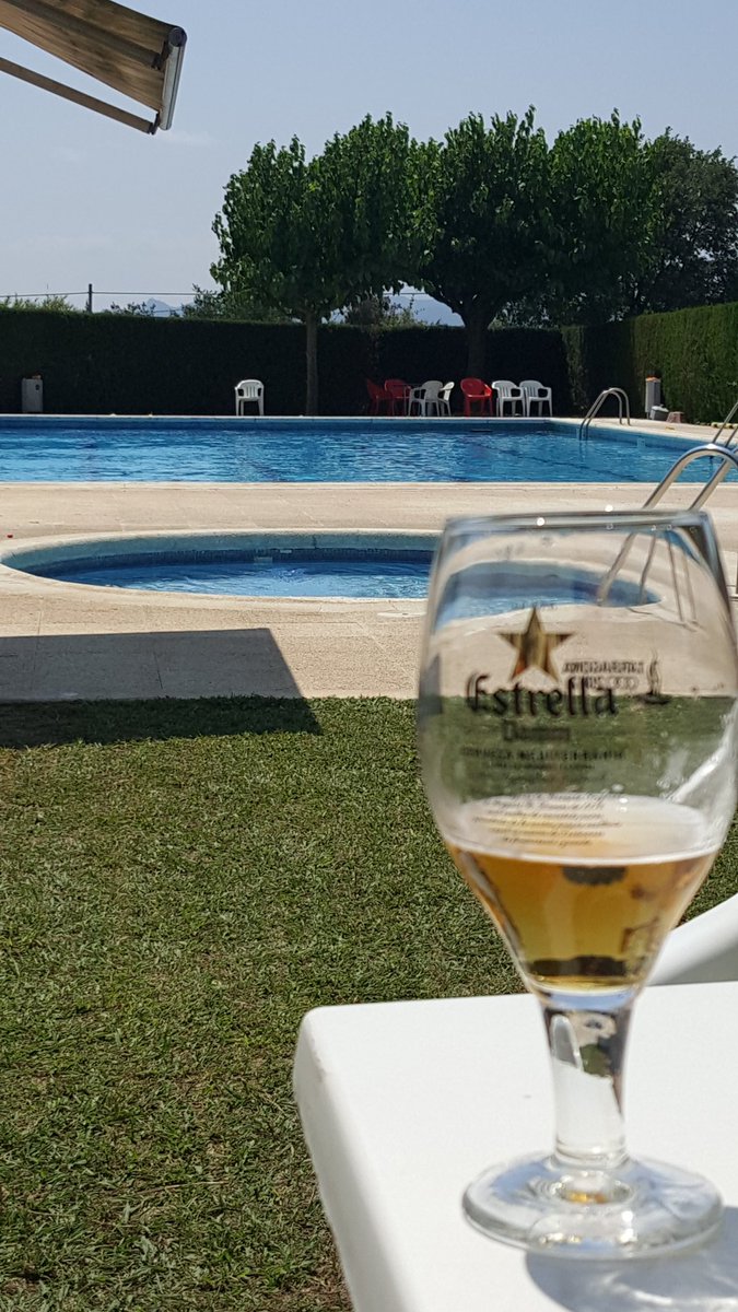 SilviaSimonR's tweet photo. Moments únics a la #piscina #Salitja! I soles! https://t.co/fjmwNVkW07