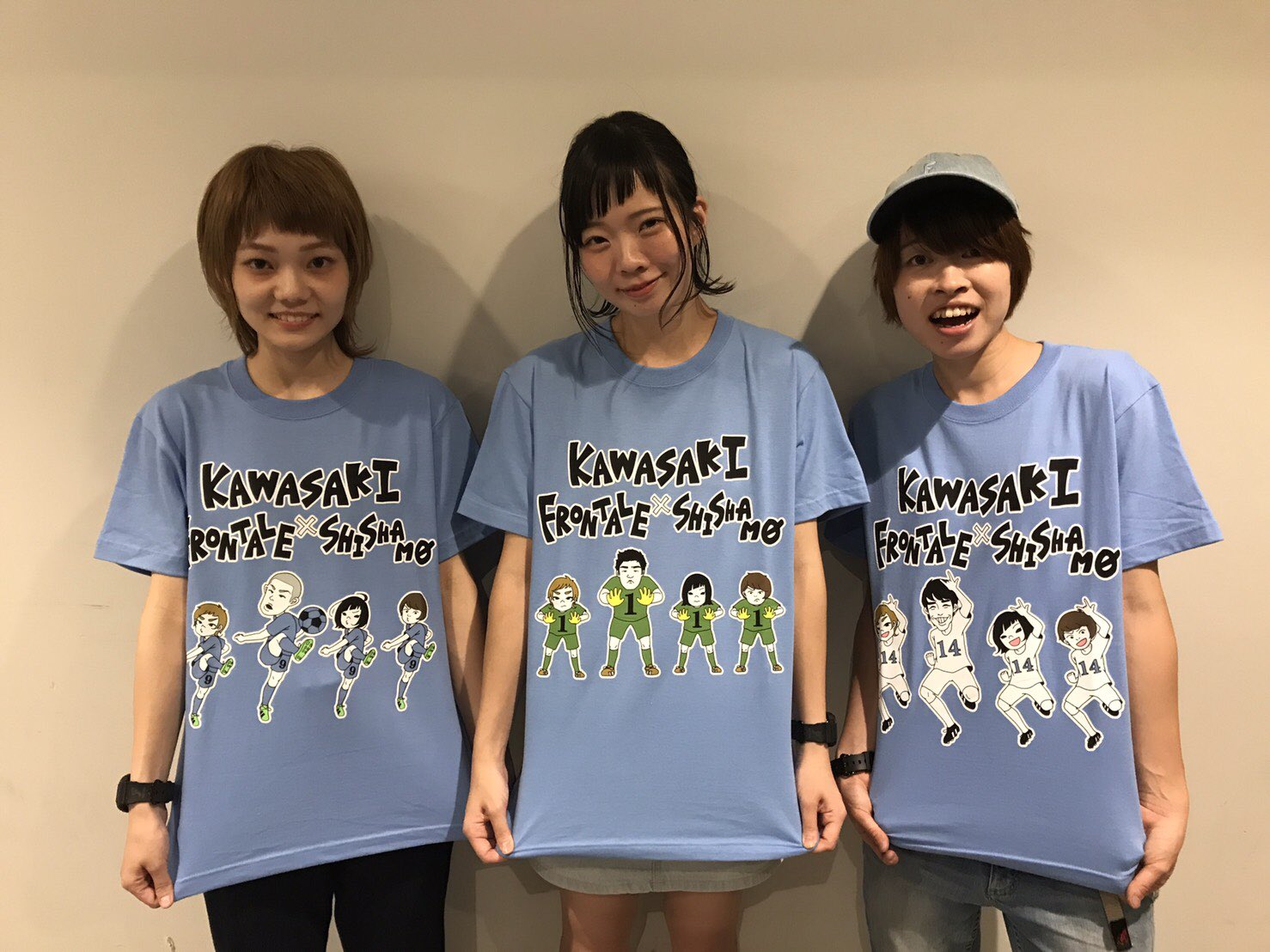 川崎フロンターレ おはようございます 本日は17ファン感謝デー 昨日お知らせしたようにファン感tシャツは Shishamo の宮崎朝子さんがデザイン 値段はtシャツが3 240円 激アツタオルは540円となってます 17ファン感 Frontale Shishamo