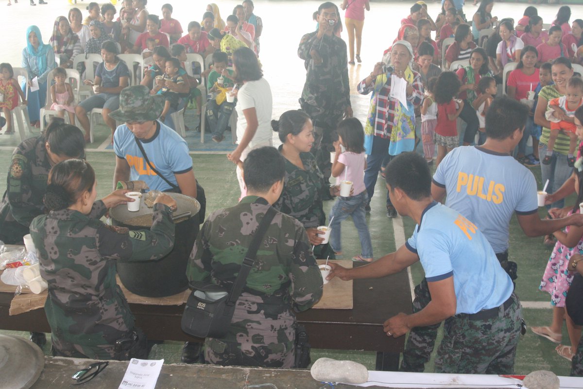 42ndsac's tweet photo. @42ndsac
42SAC personnel together with PS 5 and CPSC Gensan, during Food Feeding
 Activity at Brgy Tambler General Santos City. https://t.co/awzipk3j6B