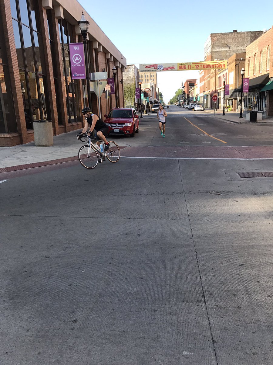 Eaton1Michael's tweet photo. First runners coming through downtown Springfield #A2H5K https://t.co/b3W9QoznUG