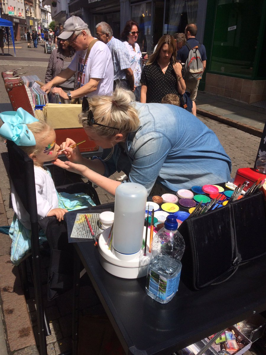 Want to look like a tiger or a butterfly for a day? Then come down to Bucklersbury to get your face improved with paint #hitchin