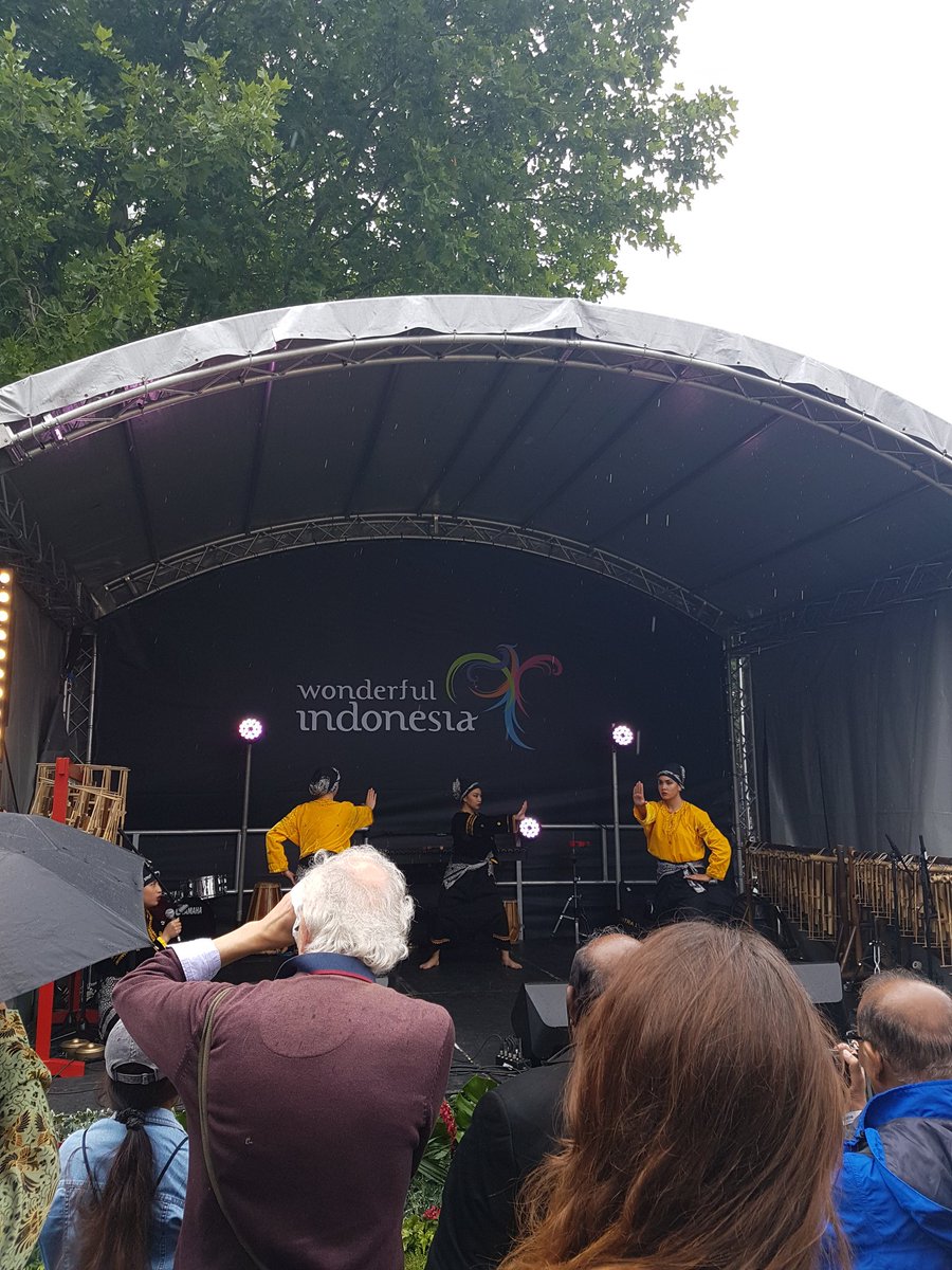 KBRILondon's tweet image. We're just warming up! Get down here now #IndonesianWeekend next to #TowerBridge