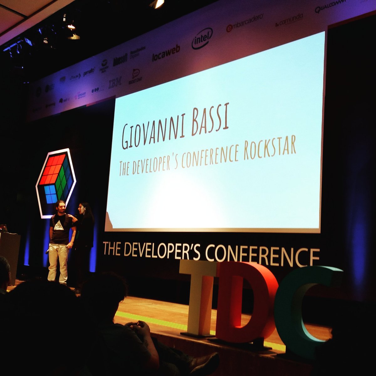 MLeiteBarros's tweet photo. O @giovannibassi sendo homenageado no #TheDevConf #lambda3notdc #rockstar https://t.co/K8VnnXXCyg