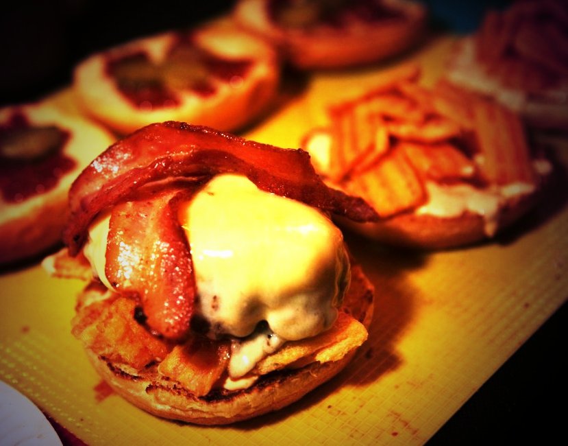 dirty_food's tweet photo. FOLLOW &amp; RETWEET COMP 
WIN
2 x DIRTY 🍔 
2 x DIRTY 🍟 
2 x @MeatLust 👕
FRIDAY NIGHT @beatstreetmcr 
RETWEET 
Go Go Go! https://t.co/J9bRboIWFE