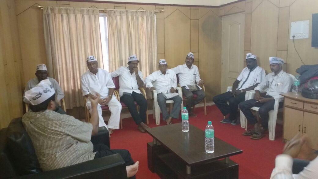 AAPHaveri's tweet photo. @AAPHaveri ಮುಖಂಡರೊಂದಿಗೆ @AAPKarnataka ಪಕ್ಷದ ಮುಂದಿನ ನಡೆಗಳನ್ನು @aapkaprithvi  ಚರ್ಚಿಸುತ್ತಿದ್ದಾರೆ. @tv9kannada @publictvnews @Samayanews24x7 https://t.co/pjg8McbfNd