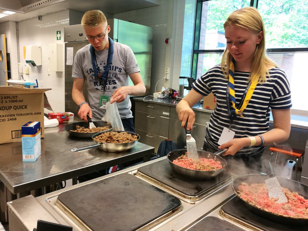 sy_henrika's tweet photo. Mitä tehdä kun lihat eivät mahdu mukaan veneelle? Paistetaan ne ja laitetaan pusseihin! #partioscout #tallshipsturku #TSR17 https://t.co/HYi0iXTEG9