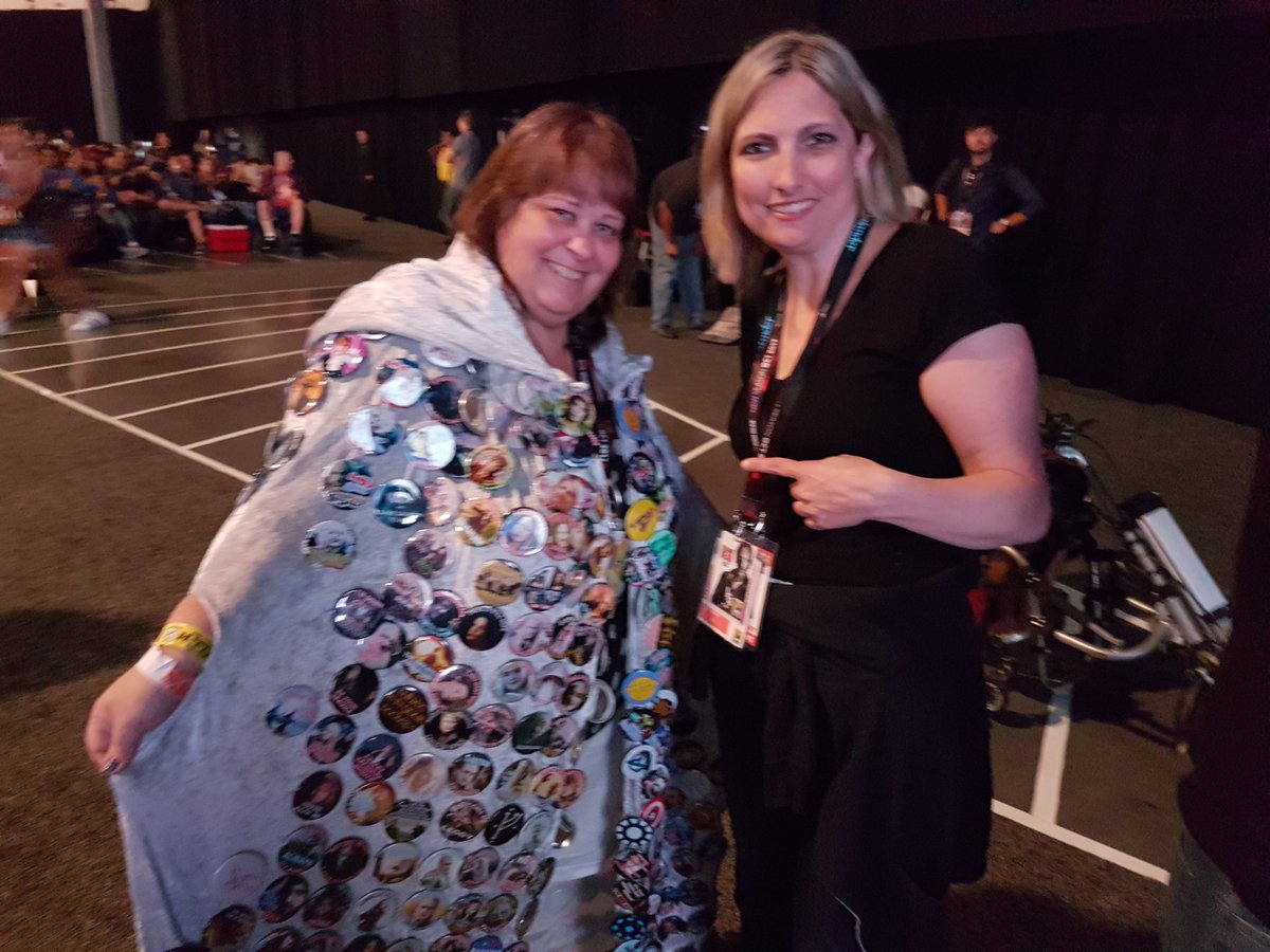 PearlJam_U2's tweet image. Met the famous comic con button lady. #buttonlady