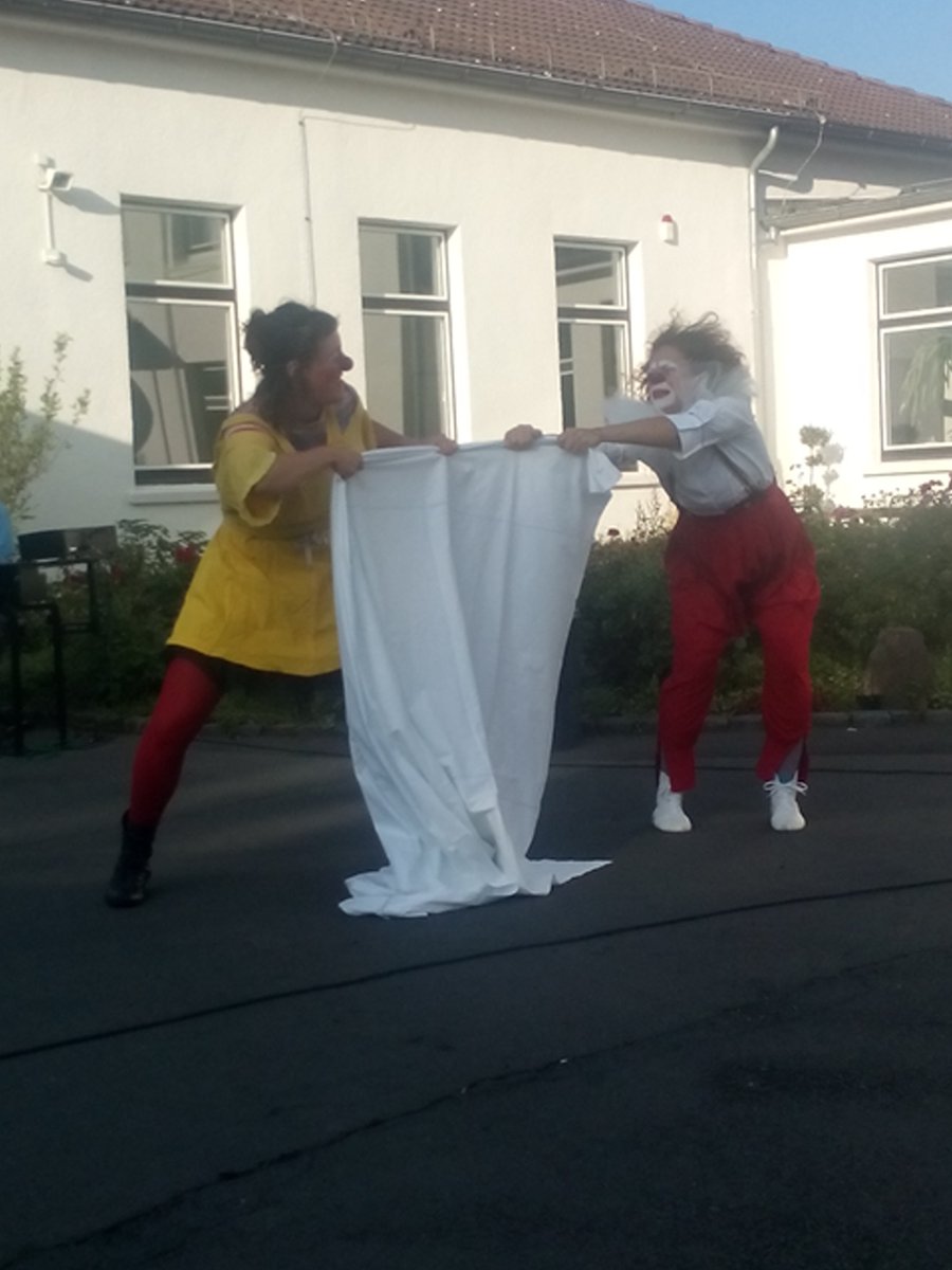 betttuch's tweet photo. Zwei schöne #Clowns aus #darmstadt in #kassel @betttuch https://t.co/v4MKYltUGn