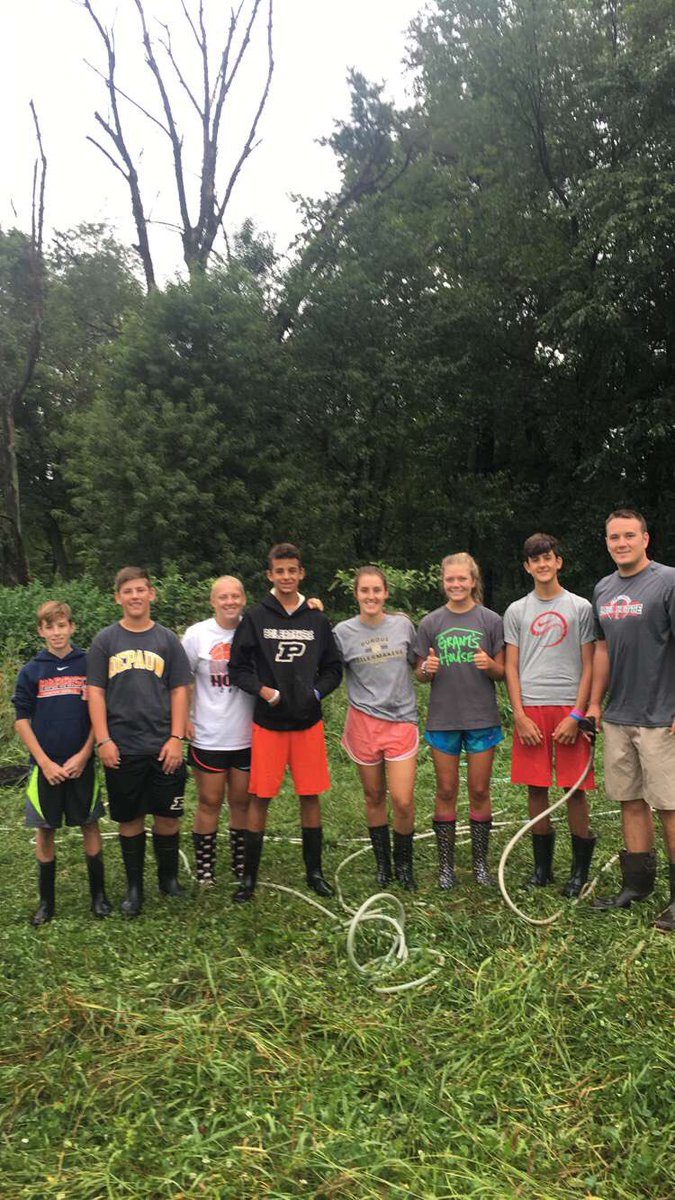 BK_106's tweet photo. Successful hog loading you guys with this crew this am. Hope hogs and these peeps survive the fair #4HFairweek https://t.co/SncIUN1oZj