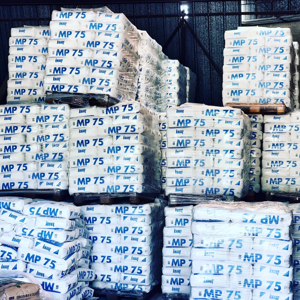 CaccioppoliSA's tweet photo. Nos amis de chez @KnaufBE sont en congés ... nous avons fait du stock pour vous #MP75 #Knauf #Matériaux #Construction #Batiment #Plafonnage https://t.co/T0spJ0QWgM