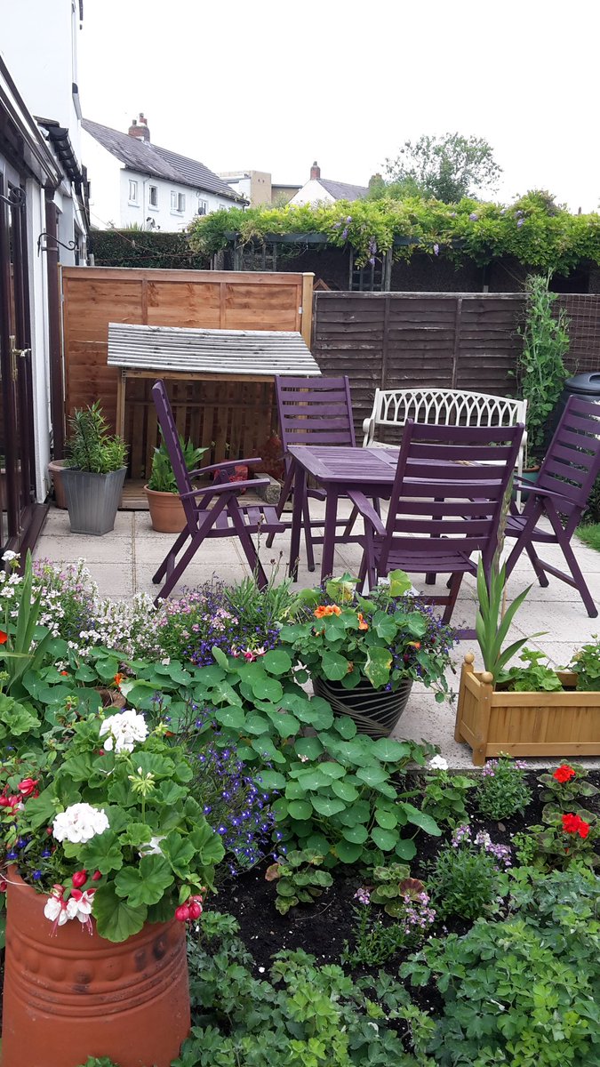 debbieminnikin's tweet photo. The garden this evening! #relaxationzone xx https://t.co/qbmlr5lyxl