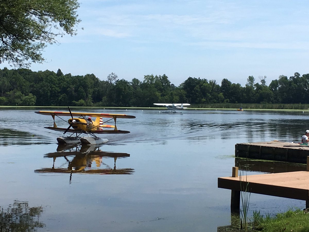 MaresTwits's tweet photo. #osh2017 #seaplanebase #beautifulday @SeaplanesOrg https://t.co/mBaKcbajHe